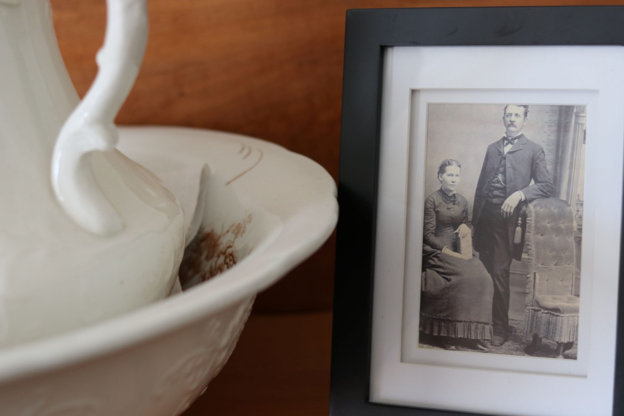 Hoover close up of Dr. Minthorn and his wife in a framed picture